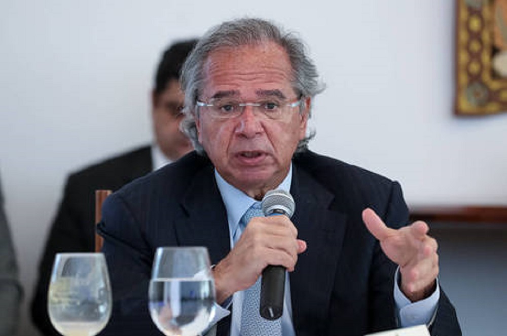 Guedes admite retomada do auxílio a quase 34 milhões de brasileiros