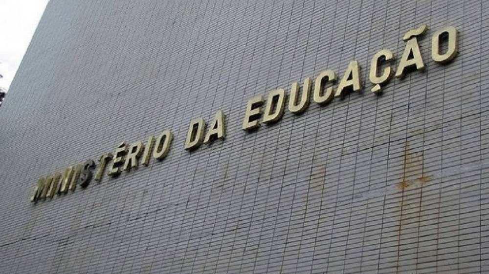 MEC avisa CNE que vai vetar artigo liberando ensino remoto até fim de 2021