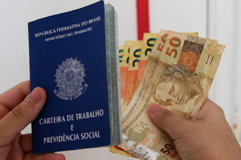 Funcionário com contrato suspenso vai receber 13º menor no final do ano