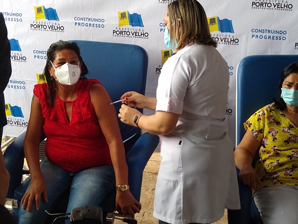 CAPITAL: Profissionais da saúde começam a receber segunda dose da CoronaVac