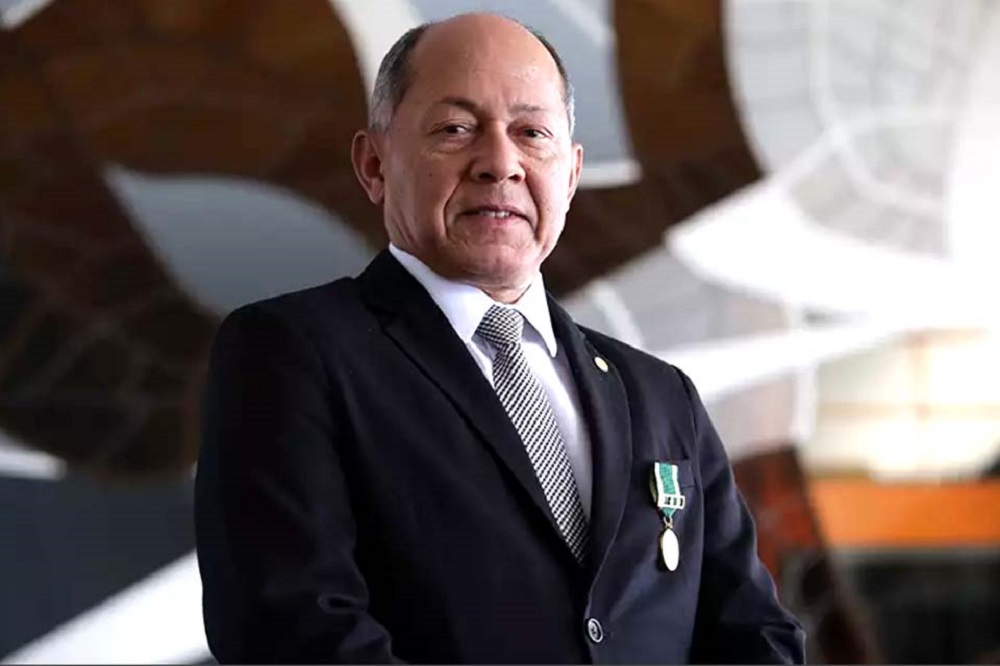 Deputado Federal Coronel Chrisóstomo entrega pá carregadeira para o