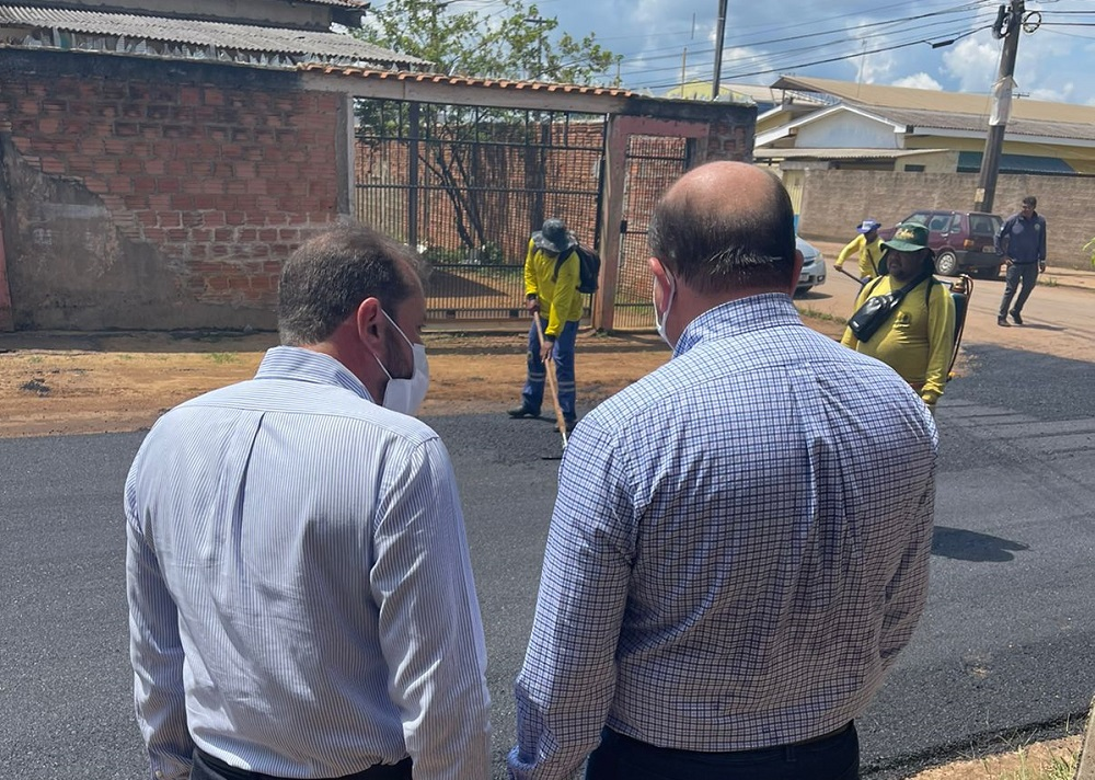 CAPITAL: Vereador Edwilson Negreiros acompanha prefeito e fiscaliza aplicação de asfalto em ruas do Bairro Aponiã