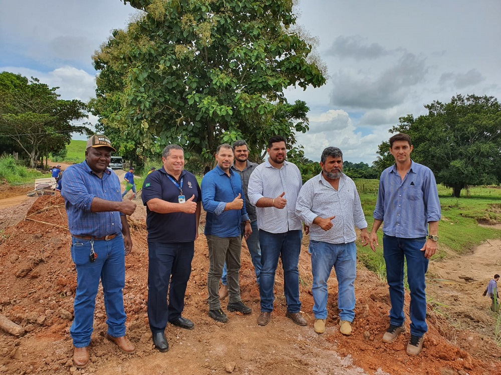 Atendendo Deputado Jean Oliveira, DER/RO instala tubos armco no Km 03 da Linha 188 Sul em Santa Luzia D’Oeste