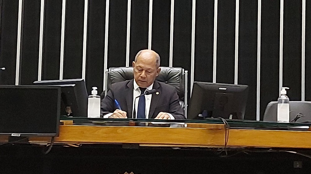 Deputado Federal Coronel Chrisóstomo preside sessão da Câmara Federal e comemora nas redes