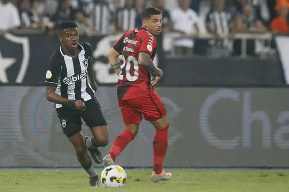 Botafogo e Athletico-PR protagonizaram um jogo decisivo do Brasileirão há 18 anos