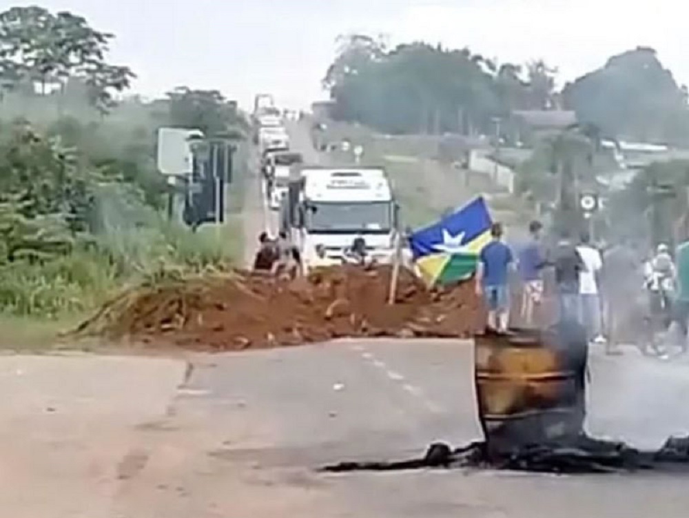 Manifestantes voltam a interditar trechos em rodovias de Rondônia