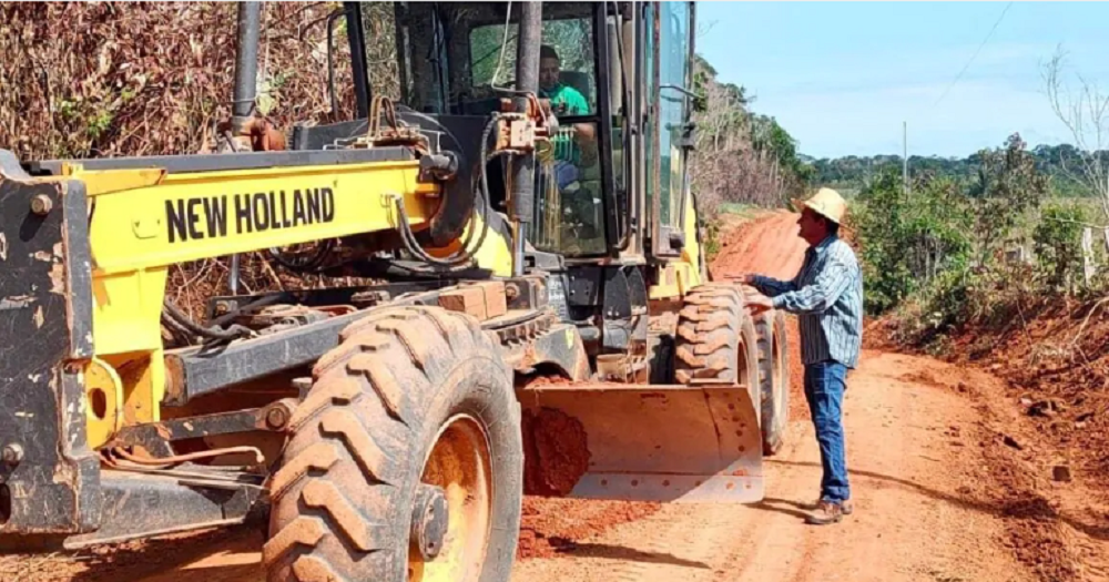 Prefeitura atende pedido do vereador Márcio Pacele e realiza serviço de patrolamento do Ramal Santa Equitéria em Vista Alegre do Abunã