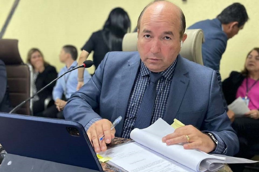 SEMA extrai árvore de maneira responsável após pedido de Edwilson Negreiros; raízes estavam destruindo imóvel no Embratel