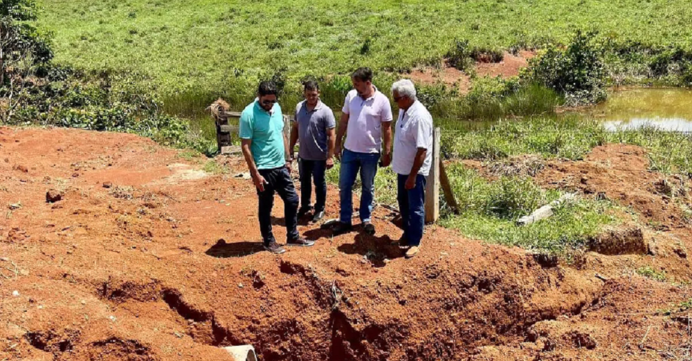 Vereador Márcio Pacele acompanha execução de serviços realizados pela Semagric nos distritos de Extrema e Nova Califórnia
