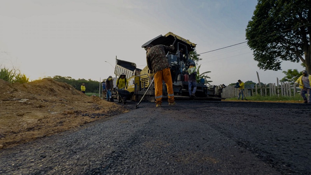 Prefeito acompanha conclusão das obras de drenagem e pavimentação no bairro Nova Esperança