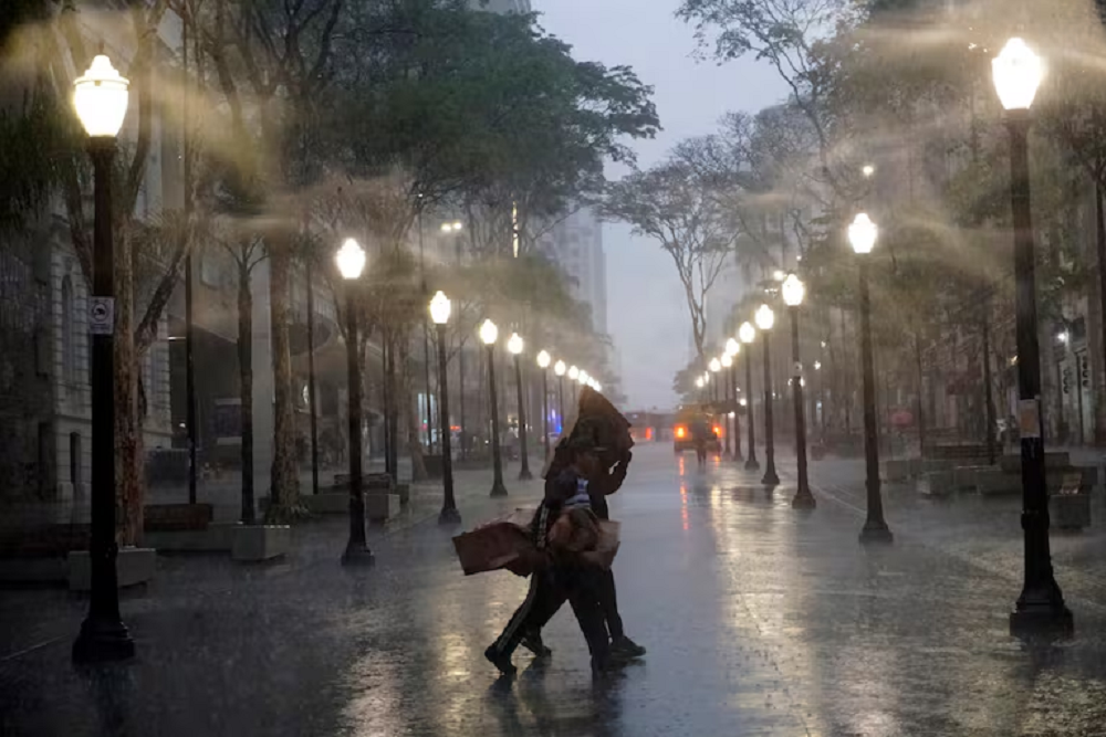 São Paulo volta a registrar fortes chuvas, e mais de 70 mil casas ficam ...