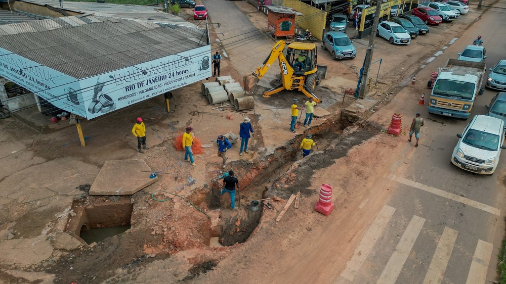 Prefeitura realiza intervenção na av. Rio de Janeiro com Guaporé para eliminar constantes alagamentos