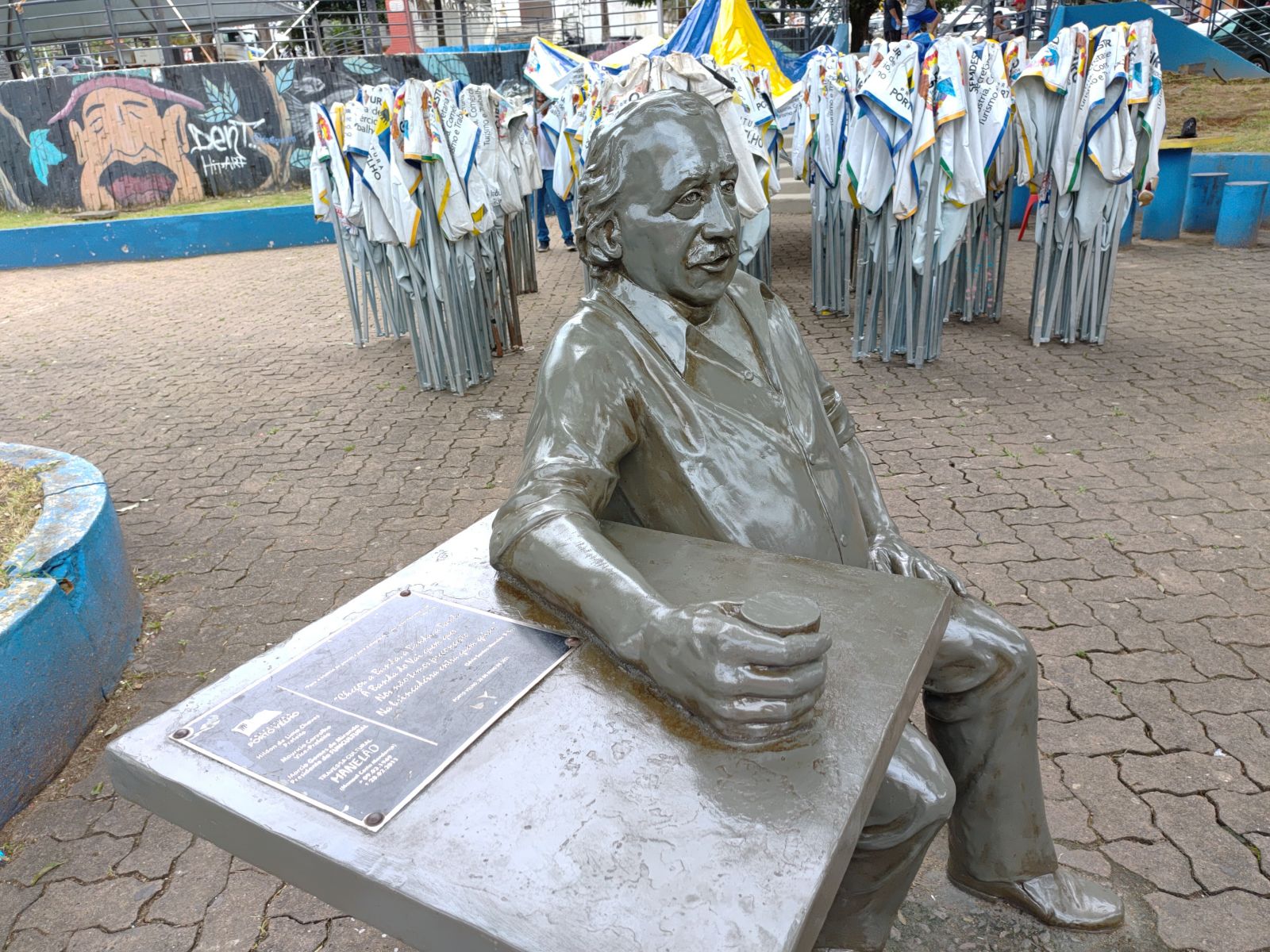 ESTATUA MANELÃO