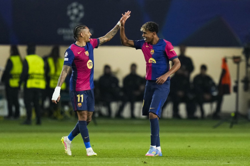 Raphinha brilha e Barcelona goleia o Borussia Dortmund rumo à semifinal da Liga dos Campeões