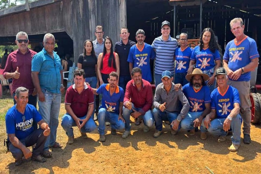 Deputado Alan Queiroz entrega plantadeira para Associação dos Produtores do P.A São Domingos, em Buritis