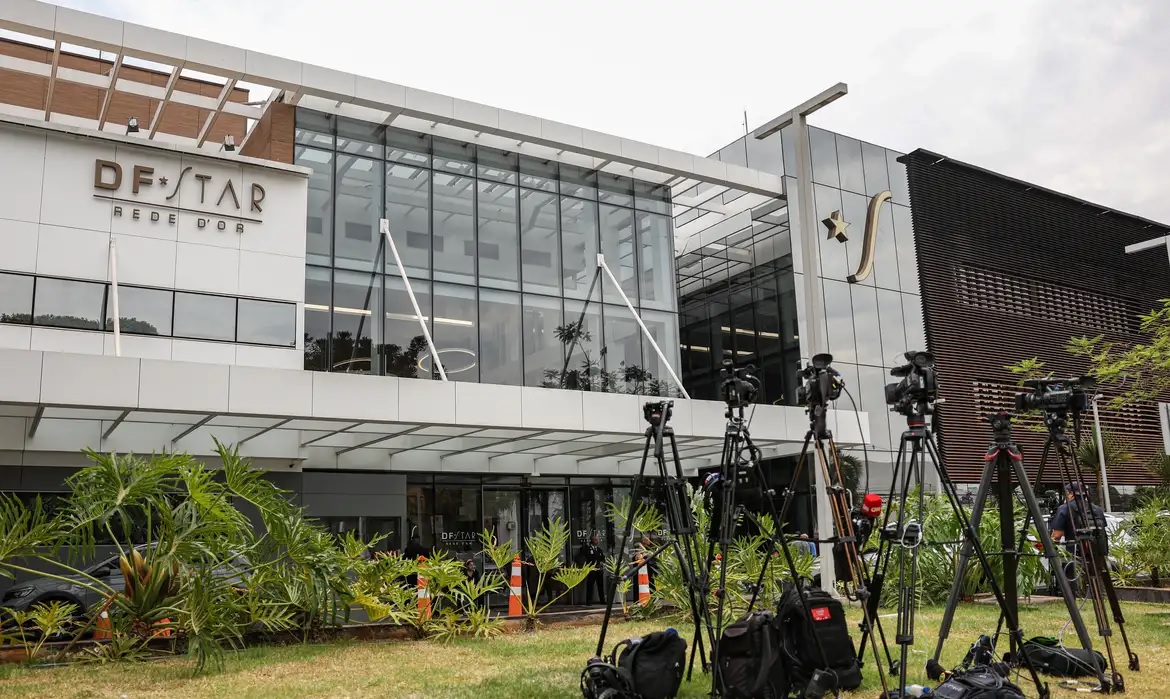 Bolsonaro apresenta crise de soluços e pressão alta após procedimento cirúrgico desta segunda