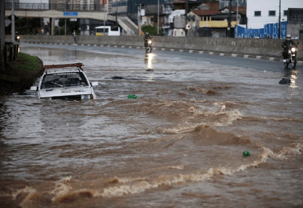 Enchentes recorrentes no verão reacendem alerta para leptospirose