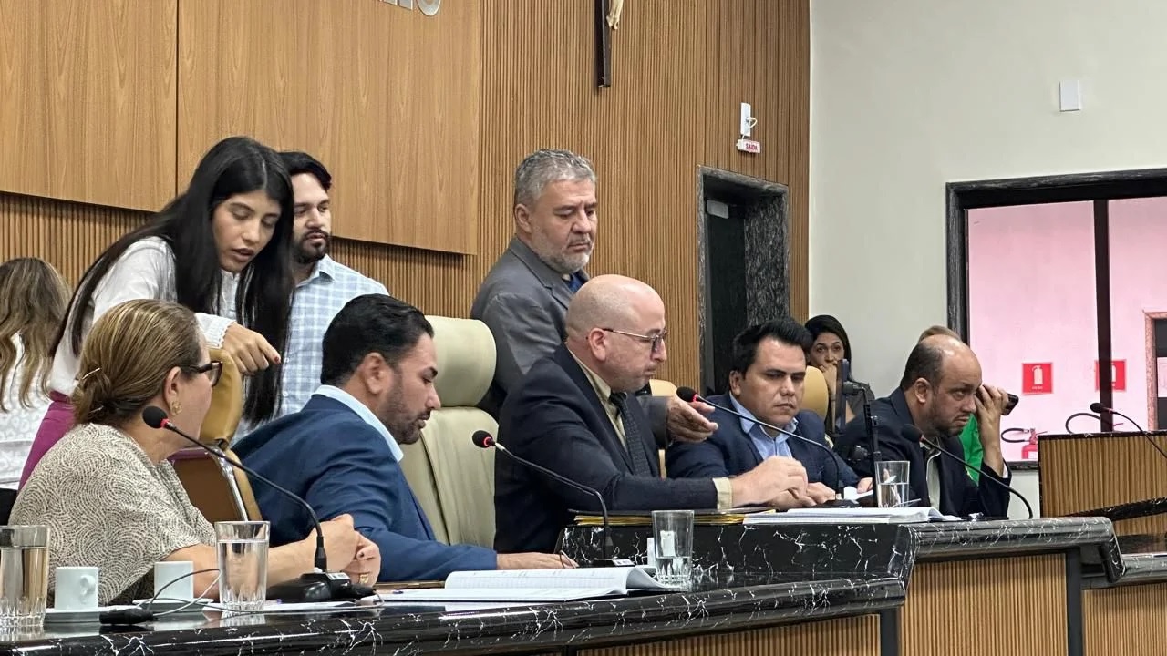 Vereadores aprovam redução de CDs, jetons, corte de contratos, cortes de cargos e até redução de verba indenizatória