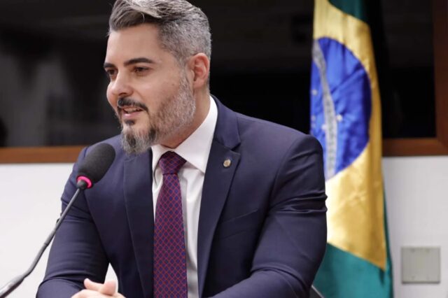 Deputado Thiago Flores assina criação da CPI para investigar morte do cão Orelha