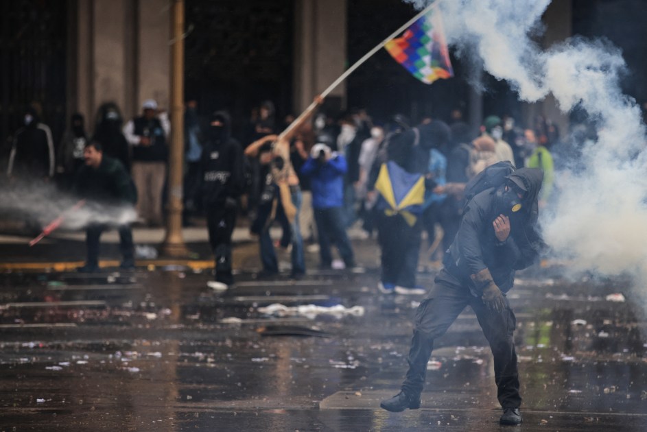 Professores e estudantes protestam contra cortes nas universidades na Argentina
